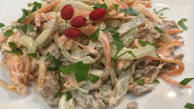 Морковный салат с куриной печенью