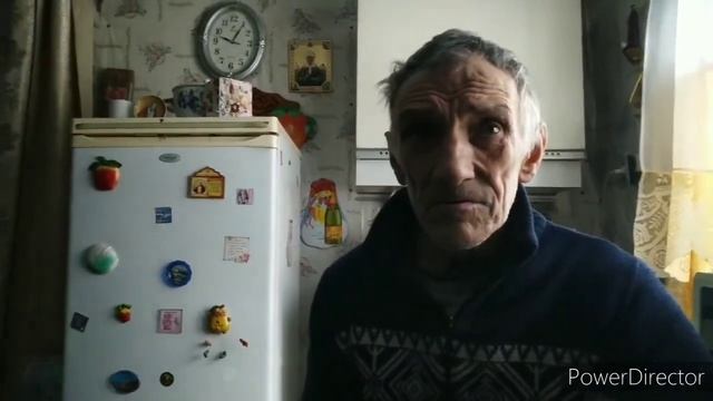 Чтобы не обрушилась крыша дома, убираем снег у деда.