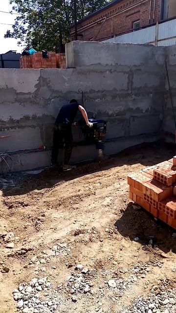 Ручная строительная техника в деле.