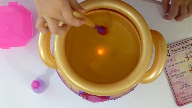 Диана и Рома Диана показывает Роме, как колдовать! Делаем из волшебного котла пушистого друга!