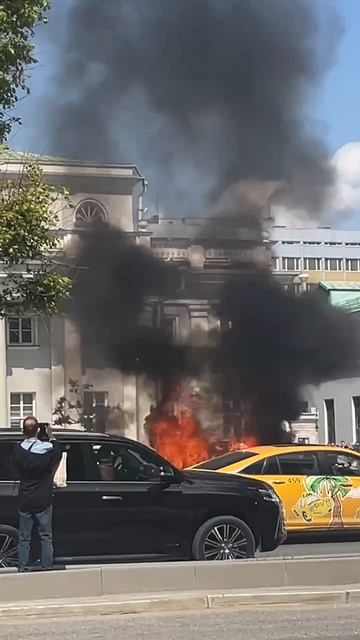 🔥Машина полыхает на Садовом кольце🔥