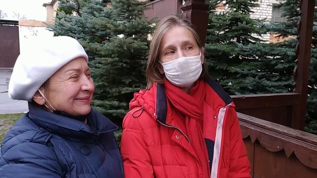 Из ИВС вышла Чигарева Елена - женщина, которая вяжет шарфы с национальной символикой в центре город