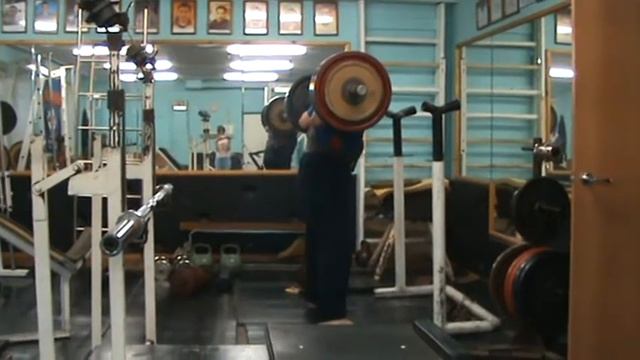 Приседание со штангой 200 кг.