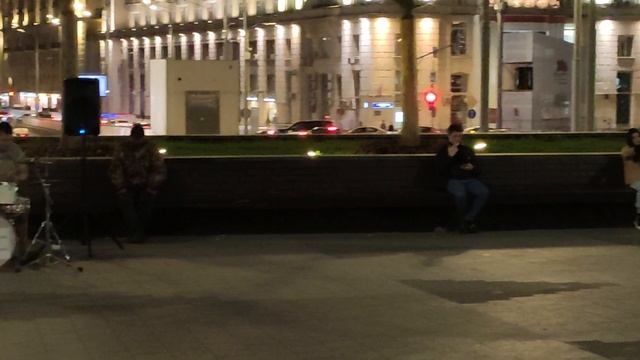 Москва уличные артисты исполняют «Группа крови» — песня советской рок-группы «Кино»