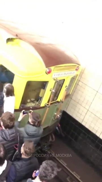 В Москве в честь 90-летия столичного метро пустили ретро-поезд. Желающих прокатиться очень много.