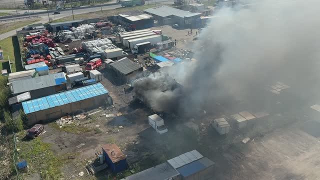 Пожар, горит ангар, автомобили, Пушкинский район, Ленсоветовский