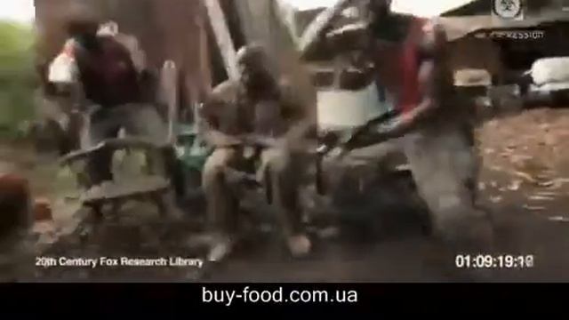 Обезьяна стреляла в людей с автомата!!!