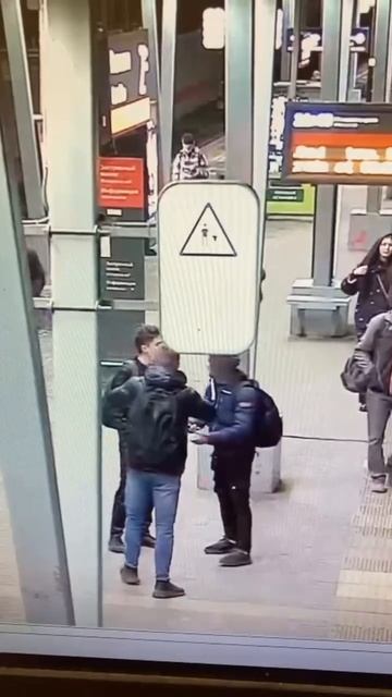 ‼️На станции МЦК «Ростокино» один пассажир случайно задел другого, а тот выронил телефон‼️