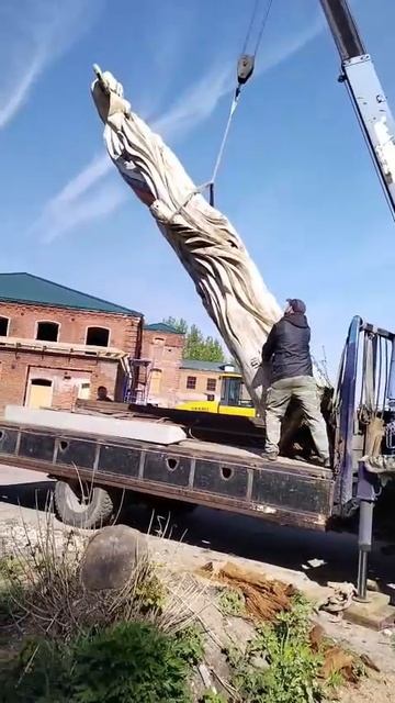 Деревянная скульптура "Тотем Победа" меняет свое историческое местоположение.