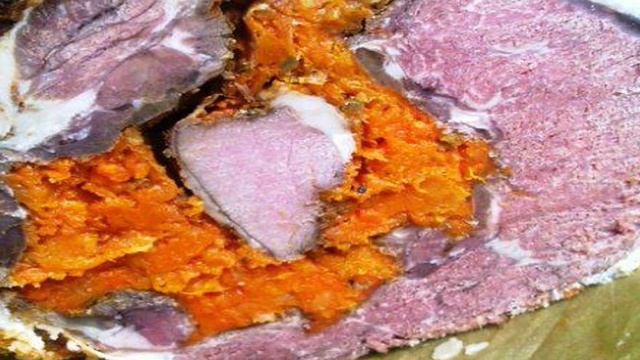 Говяжий рулет с курагой и морковью.