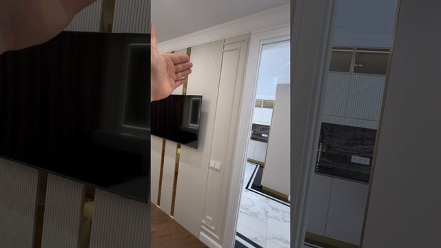 Дорогая спальня в золоте и молдингах