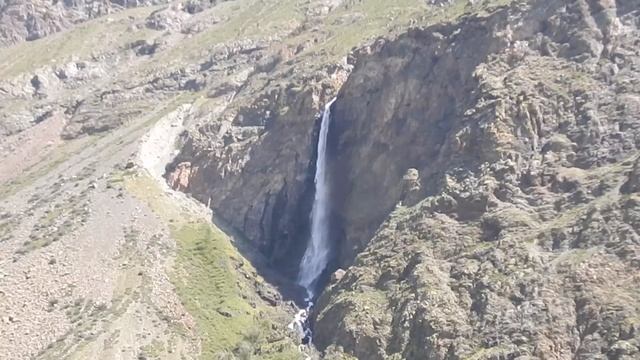 Встретился водопад по дороге в ущелье Кату Ярык