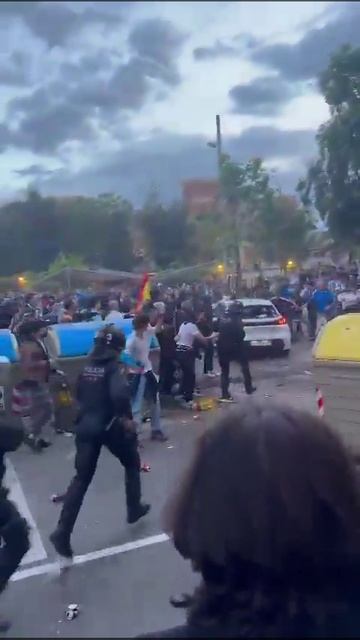 16-05-2025 Не менее 10 человек пострадали в Испании перед матчем «Эспаньол» - «Барселона» после наез