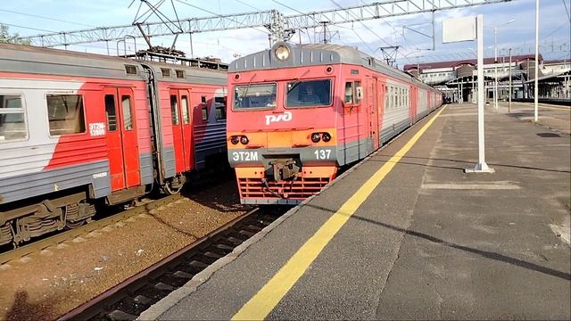 16 мая 2025 Электропоезд ЭТ2М-137 Сообщением Невдубстрой-Санкт-Петербург Прибывает на станциюОбухово