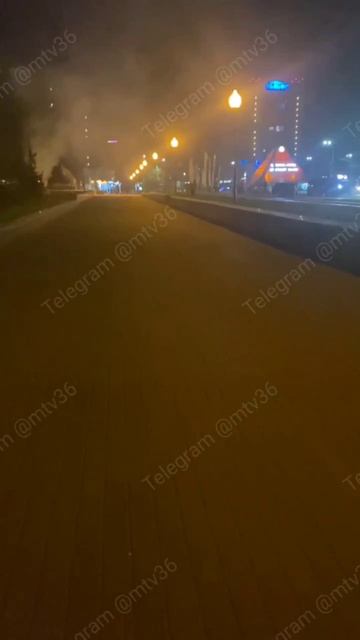 ОСКОРБИЛ ВСЕХ: в Воронеже неадекват жег венки и цветы на Вечном Огне на памятнике Славы.