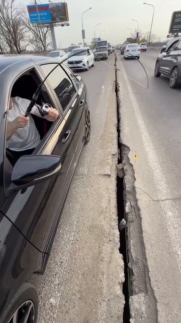 В Краснодаре настолько ужасные дороги, что там можно РЫБАЧИТЬ прямо через мост.