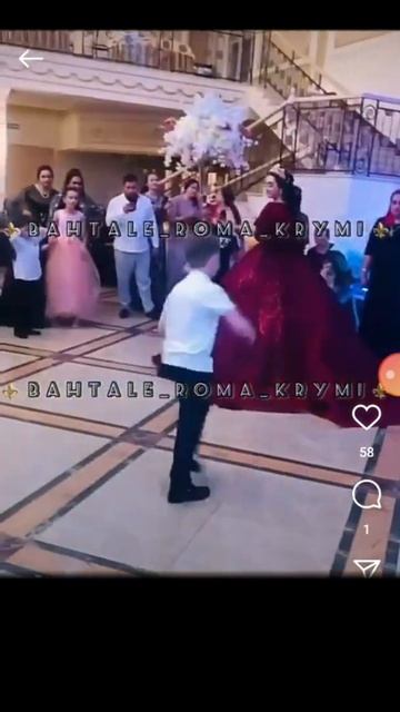 мальчик танцует лизгинку