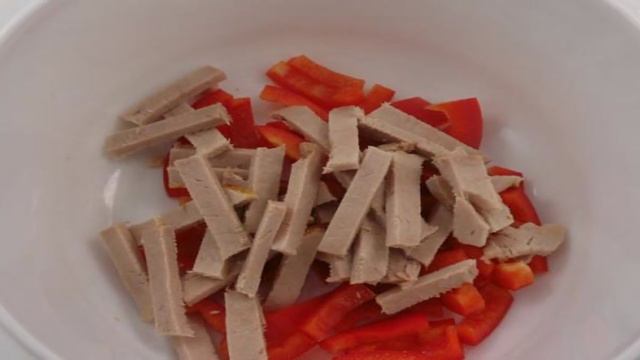 Салат с фасолью и бужениной