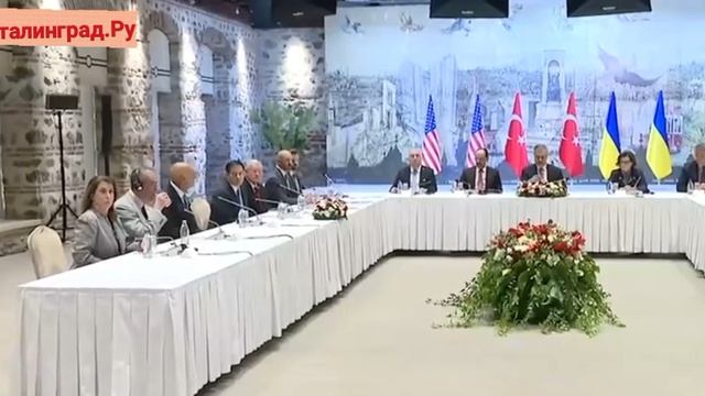 МИД Турции показал видео со встречи представителей делегаций Турции, США и Украины в Стамбуле.