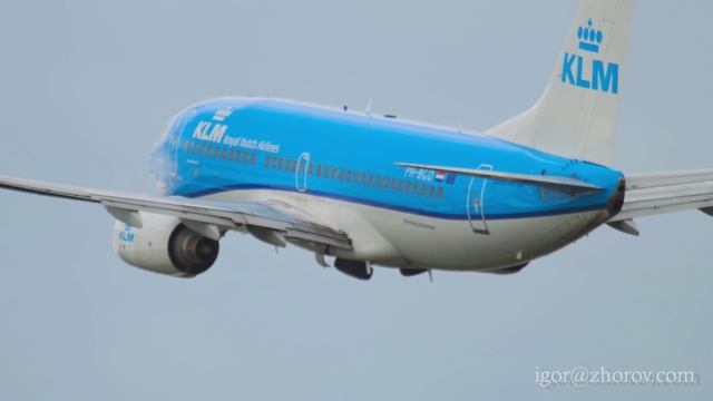 Боинг 737 авиакомпании KLM взлетает из аэропорта Схипхол, Амстердам.