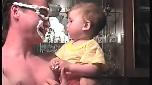 смешная реакция детей на пену для бритья