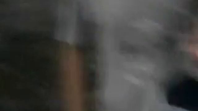Мальчики гуляют в "одних трусах"
