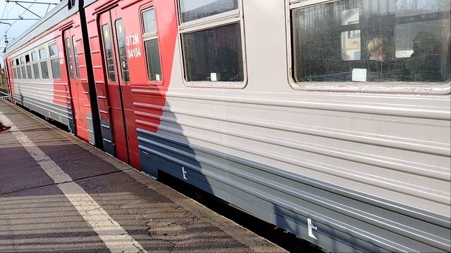 16 мая 2025 г. Электропоезд ЭТ2М-041 Сообщением Любань-Санкт-Петербург Прибывает на станцию Поповка
