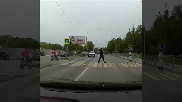 ❗️Неадекват чуть не сбил ребенка на пешеходном переходе