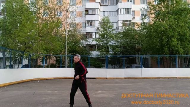 Разминка с двухсекционным шестом Лянцзегунь на спортплощадке (3)