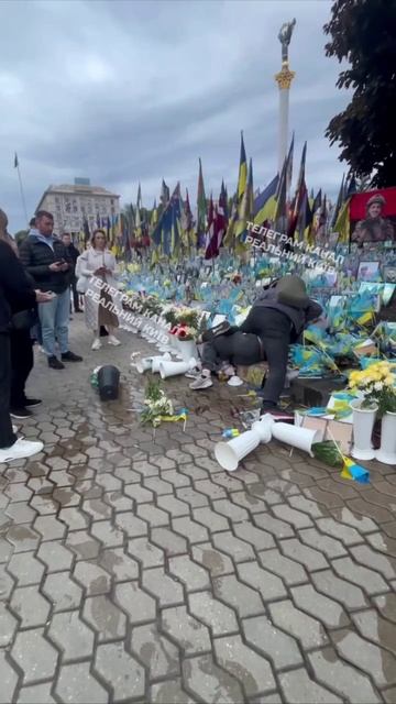Аллея Героев в Киеве... драка на портретах погибших украинцев