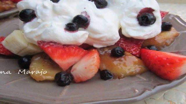 Десерт с бананами в молочной карамели