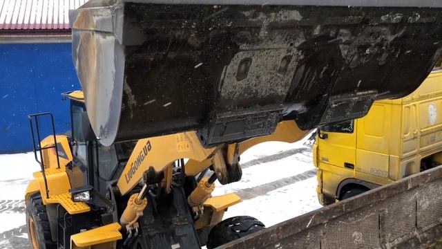 Взяття насипу через залізницю заднім ходом. Везу мікс щебеню та піску на Камаз 5511.