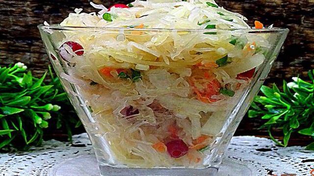 Салат из квашеной капусты с яблоком, клюквой и луком