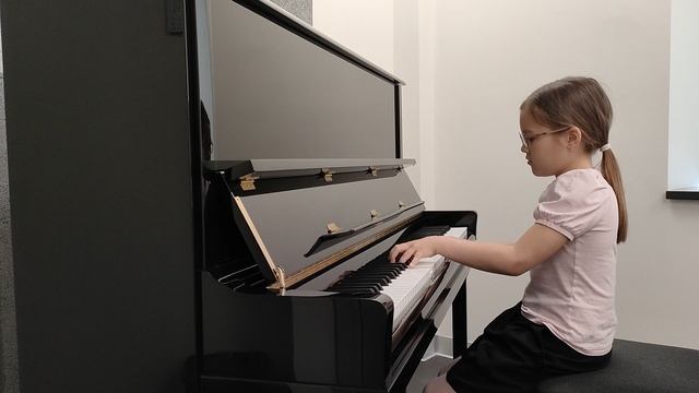 Л. В. Бетховен Сонатина фа мажор, 1 часть. Елена 1 класс, 7 лет.mp4