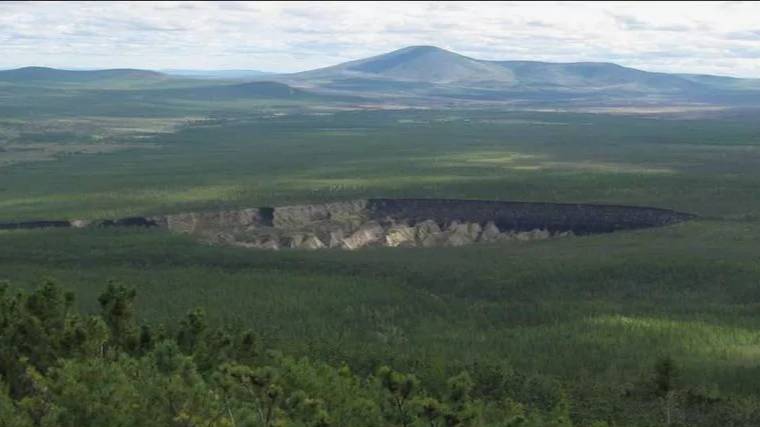 Термокарстовый кратер, Батагайка, провал в Якутии, кратер в тайге,