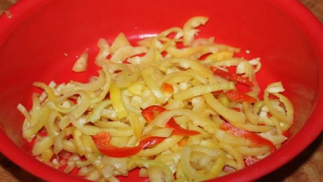 Салат овощной с базиликом и луком