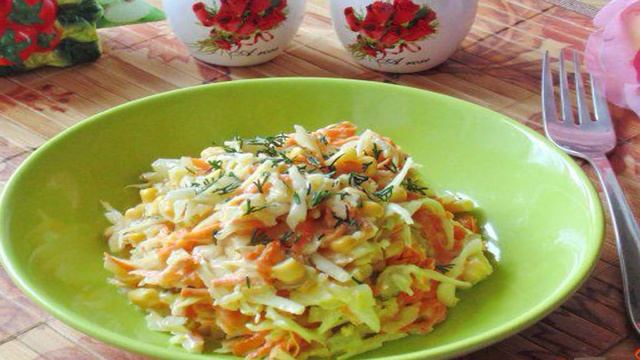 Салат с капустой и кукурузой