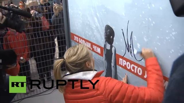 Мария Шарапова открыла обновленный корт, на котором тренировалась в детстве