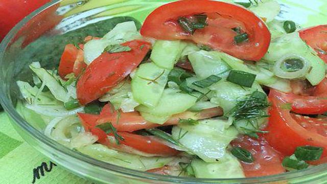 Салат с базиликом и соусом винигрет
