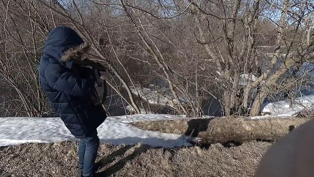 Толя стреляет. первую минуту слышны шумы в камере .