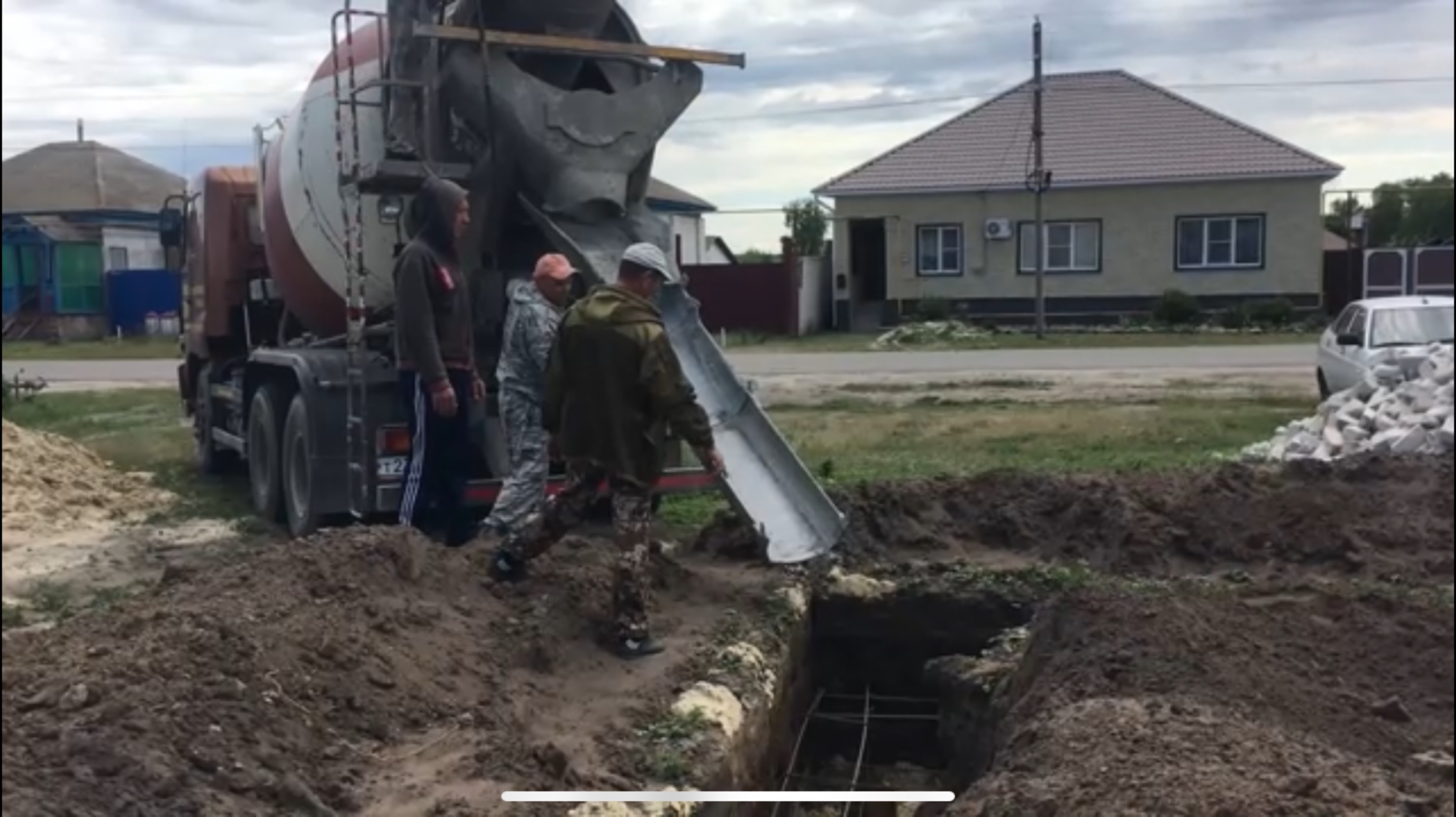 🪏КОПАЕМ И 🪣ЗАЛИВАЕМ ФУНДАМЕНТ ДЛЯ 🏠ДОМА👷