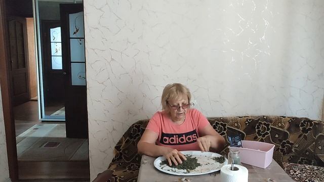 Знову індик гогоче. Ранкова кава. Перетерла сухий базилік.   Фенді  намагається відкрити холодильни