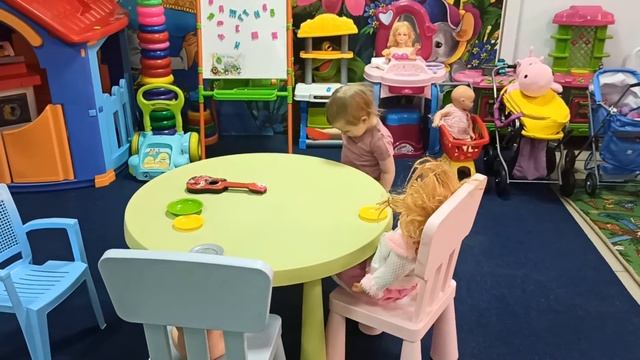 Убираем снег с дочкой, игровая комната