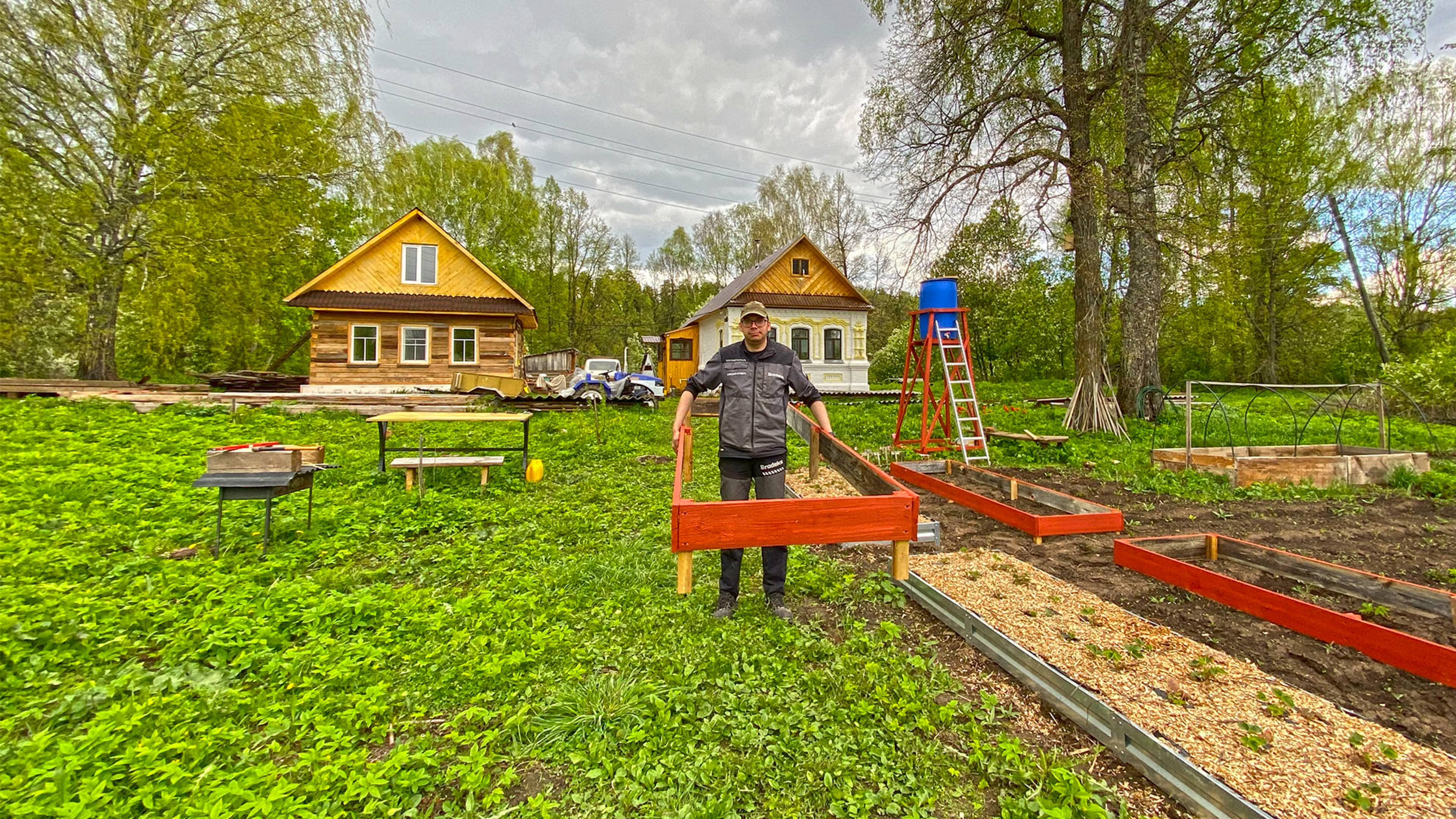 Работа на земле затянула с головой. Делаю ленивый огород из б/у материалов. Добываю старые доски