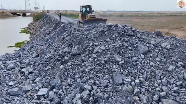 Строительство, дорога вдоль канала