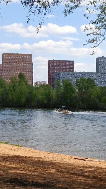 Катер на Москва-реке