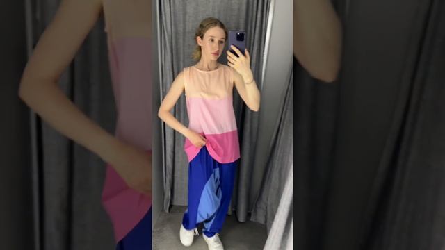 Прямой топ в розовой гамме с открытой спиной.