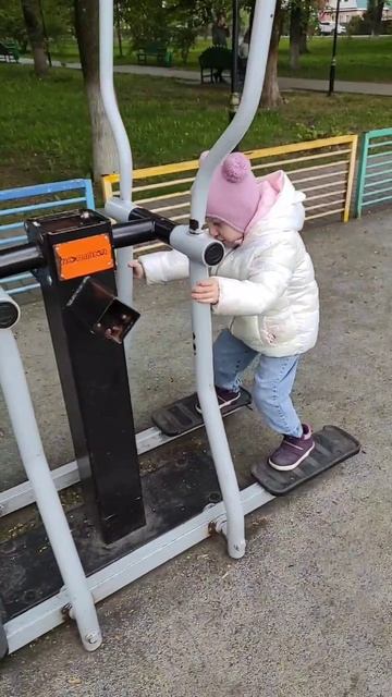 Полина занимается на тренажёре