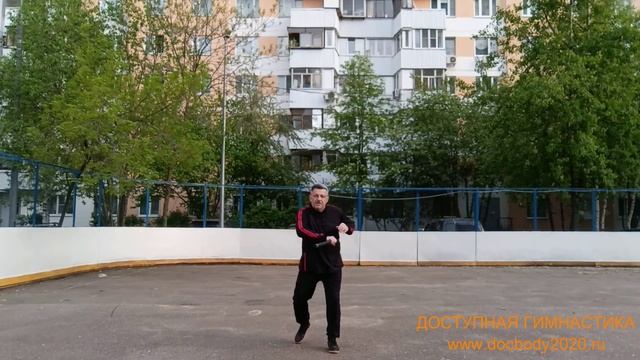 Разминка с двухсекционным шестом Лянцзегунь на спортплощадке (5)