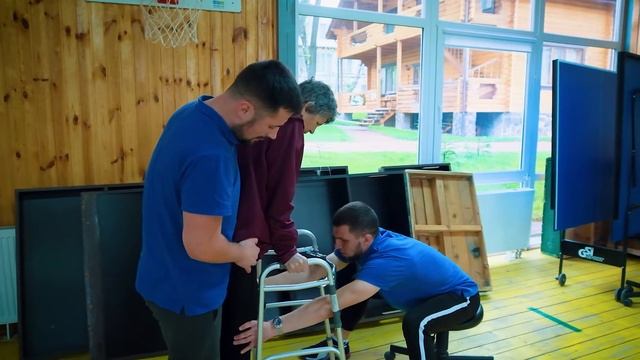 Вона не могла сидіти, та старалася ходити